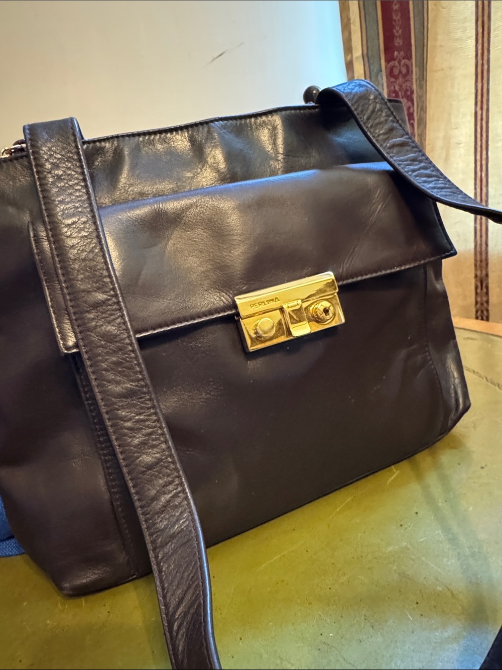 Perlina dark brown Leather Shoulder Bag with Gold Lock